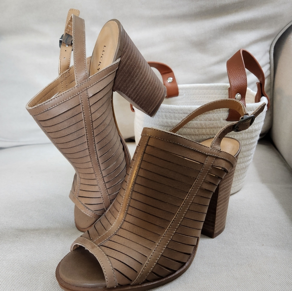 Lucky Brand Leather Lialor Sesame Sz 7 sandal shootie